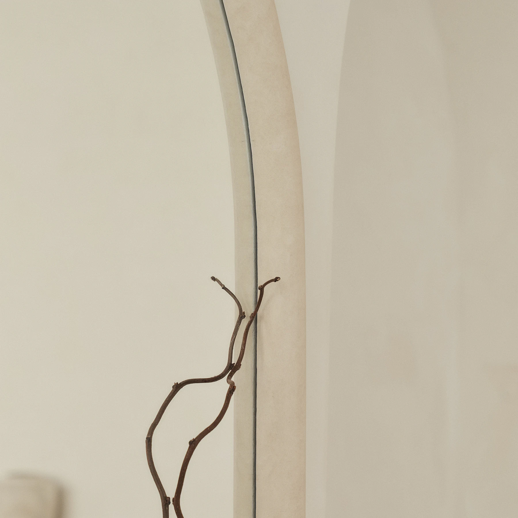 Espelho de Corpo Inteiro Extra Grande com Moldura de Concreto em Arco — 190x100 cm Liquidação
